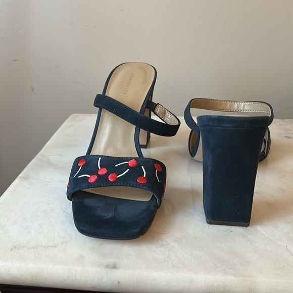 NIB Ann Taylor Cherry Two Strap Suede Block Heel Sandal in Night Sky Size 8 1/2 - Picture 2 of 6